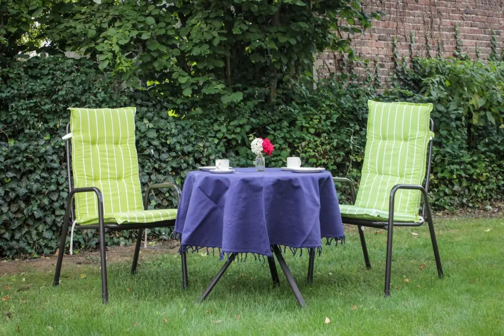 Zwei Gartenstühle und ein Tisch im Garten